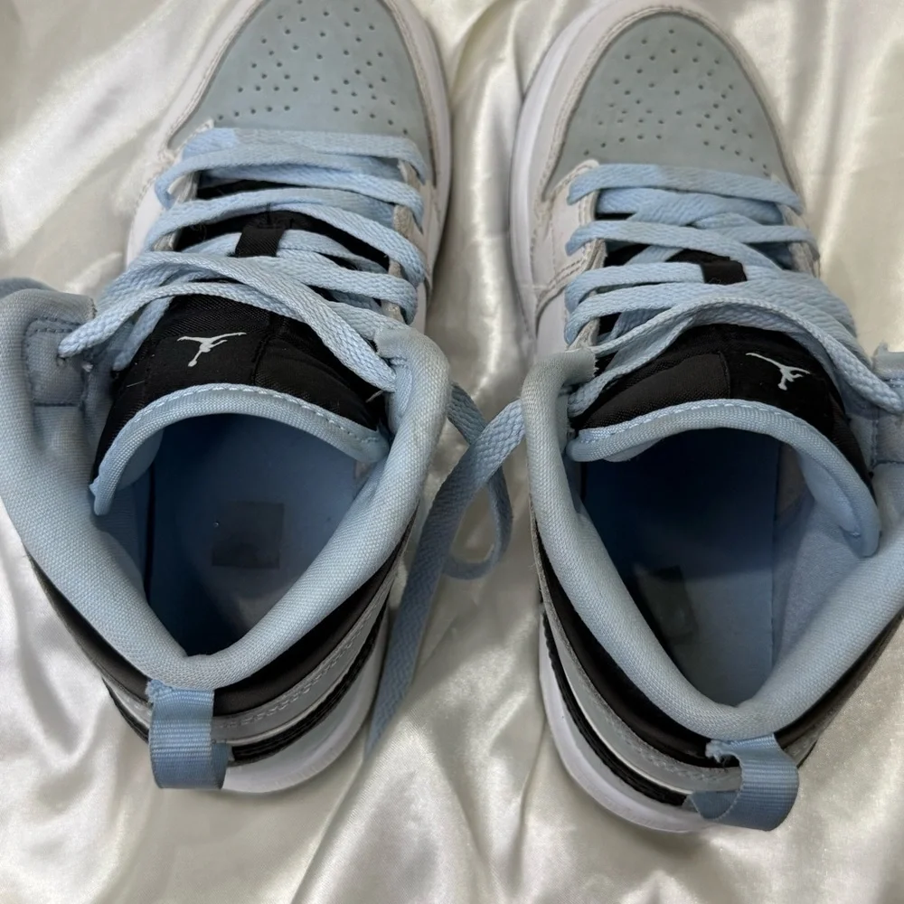 Nike Air Jordan Retro 1 MID SE Sneakers UNC Ice Blue Size 3Y Streetwear Sporty